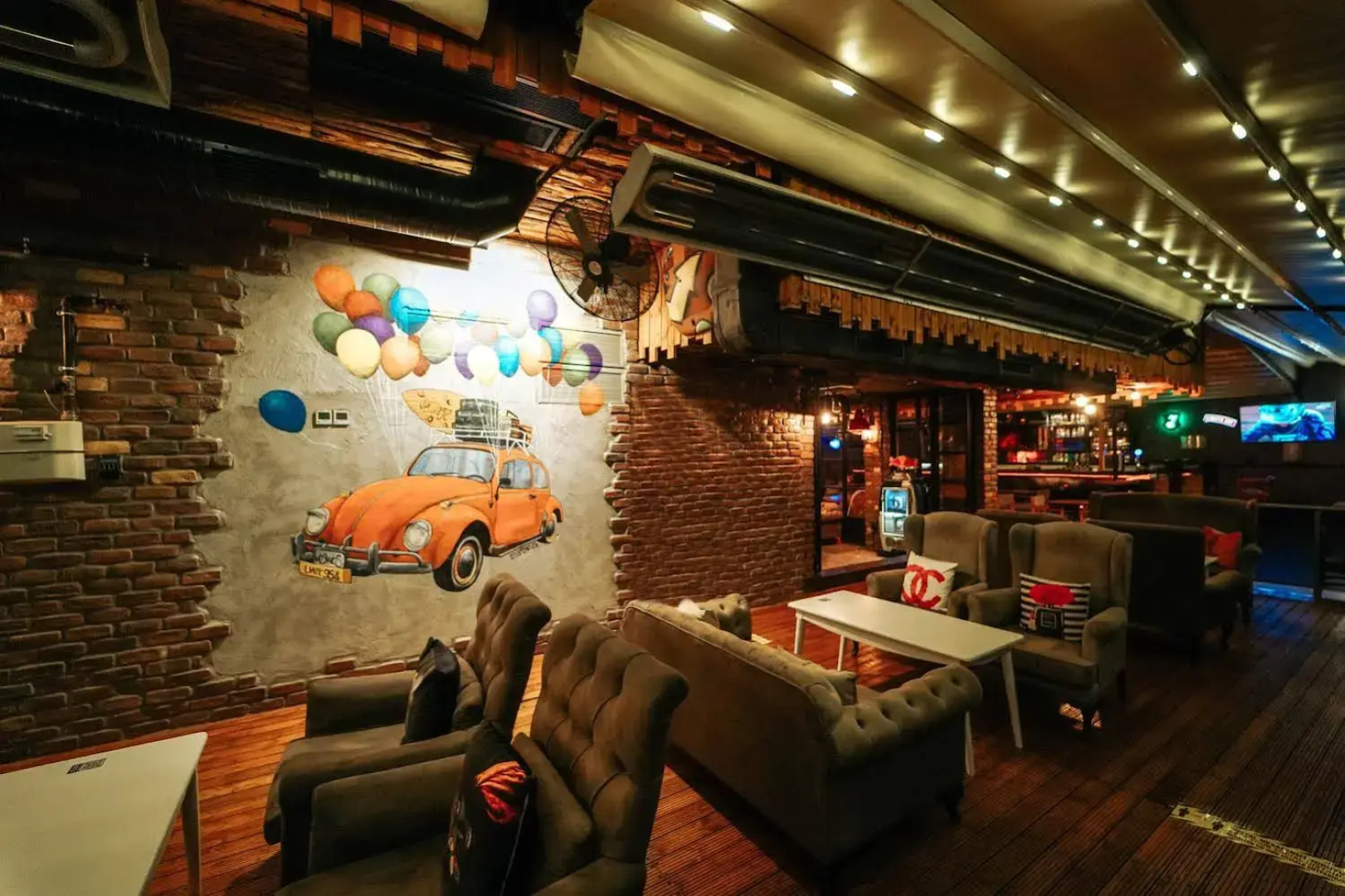Voswos Garage Coffee & Hotel