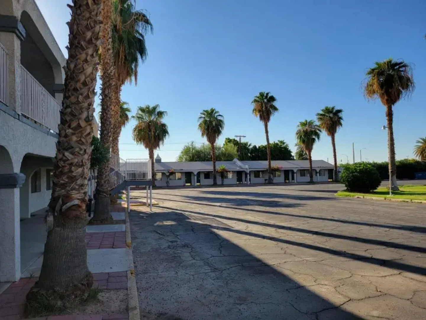 Emerald Inn & Lounge