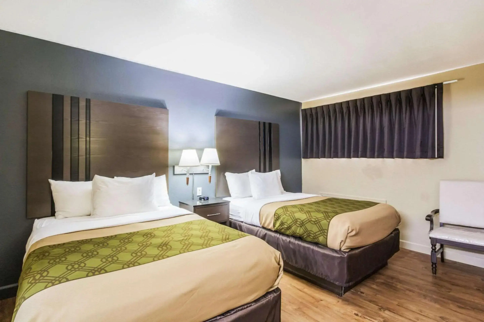 Econolodge Inn & Suites