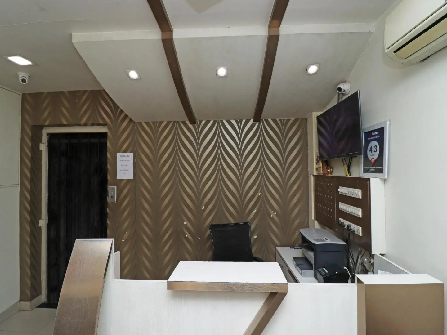 OYO 28063 Hotel Bombay Jewel Palace