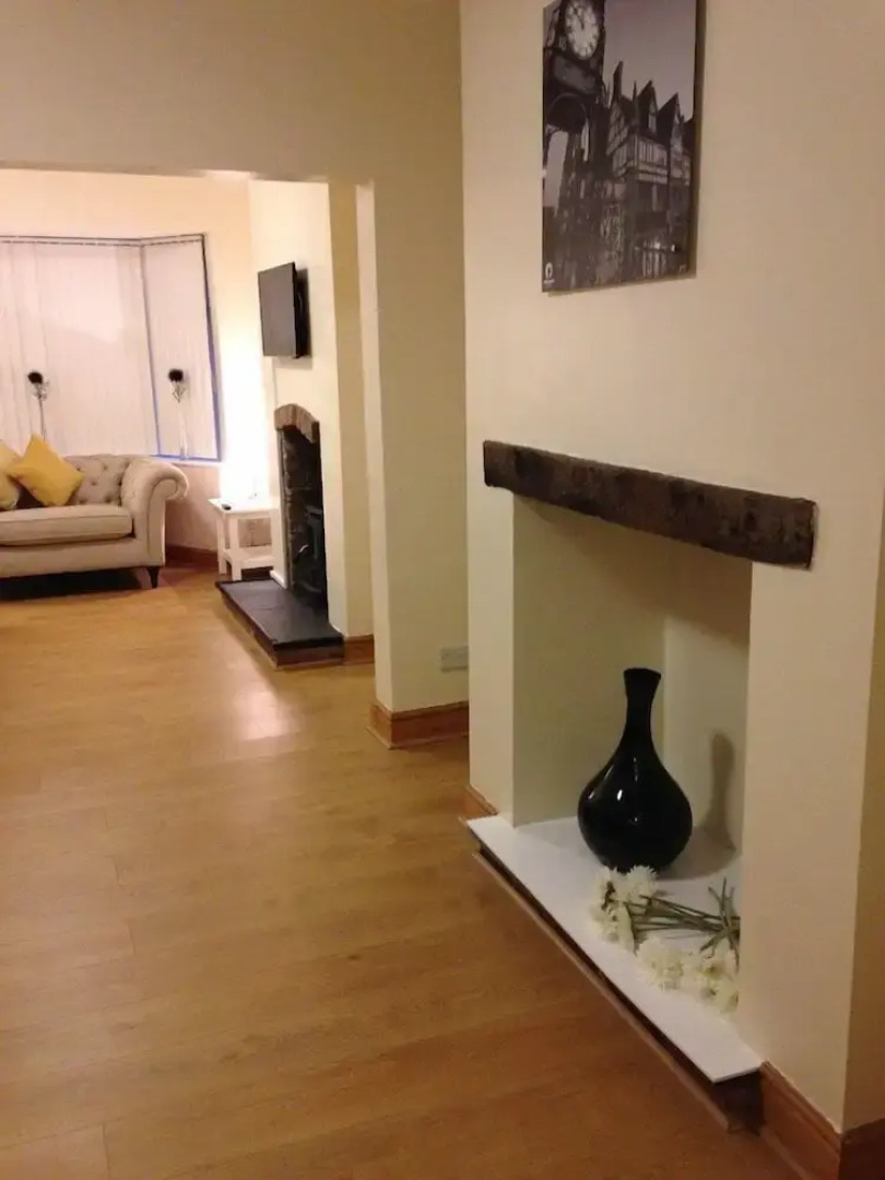 The Flintshire - 3 Bedroom House With Parking - Sleeps up to 8