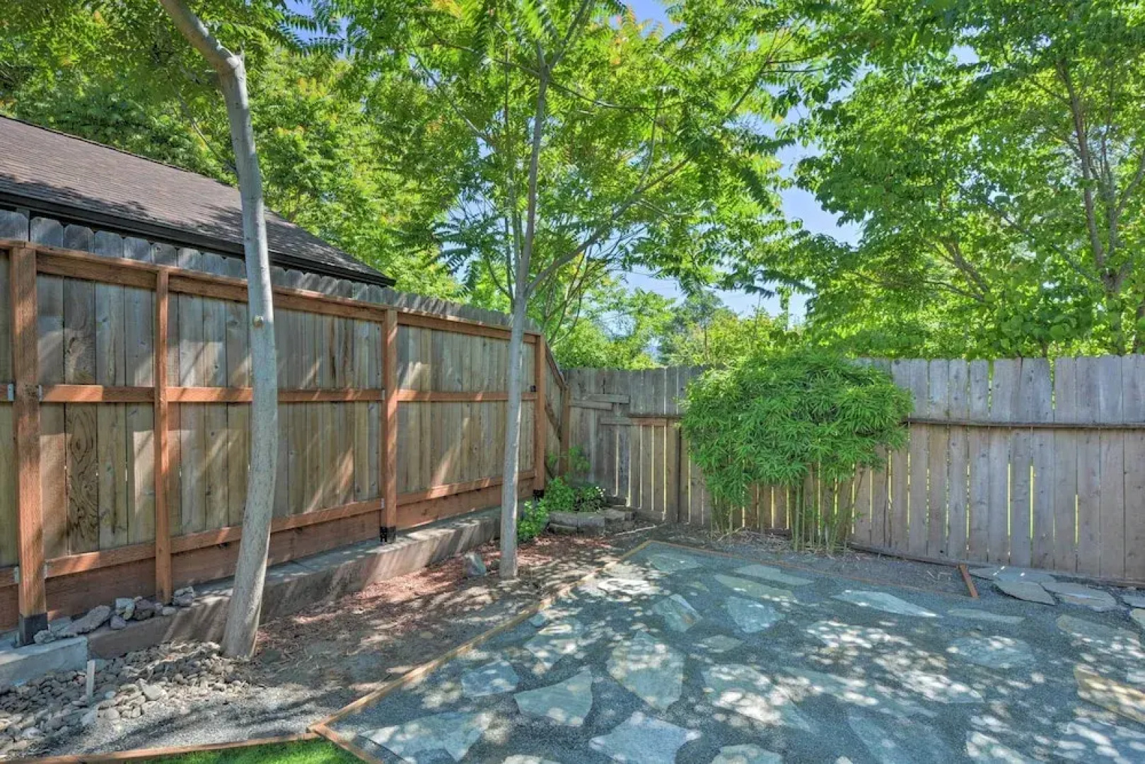 Close to Parks & Brews: Sunny Grants Pass Apt!