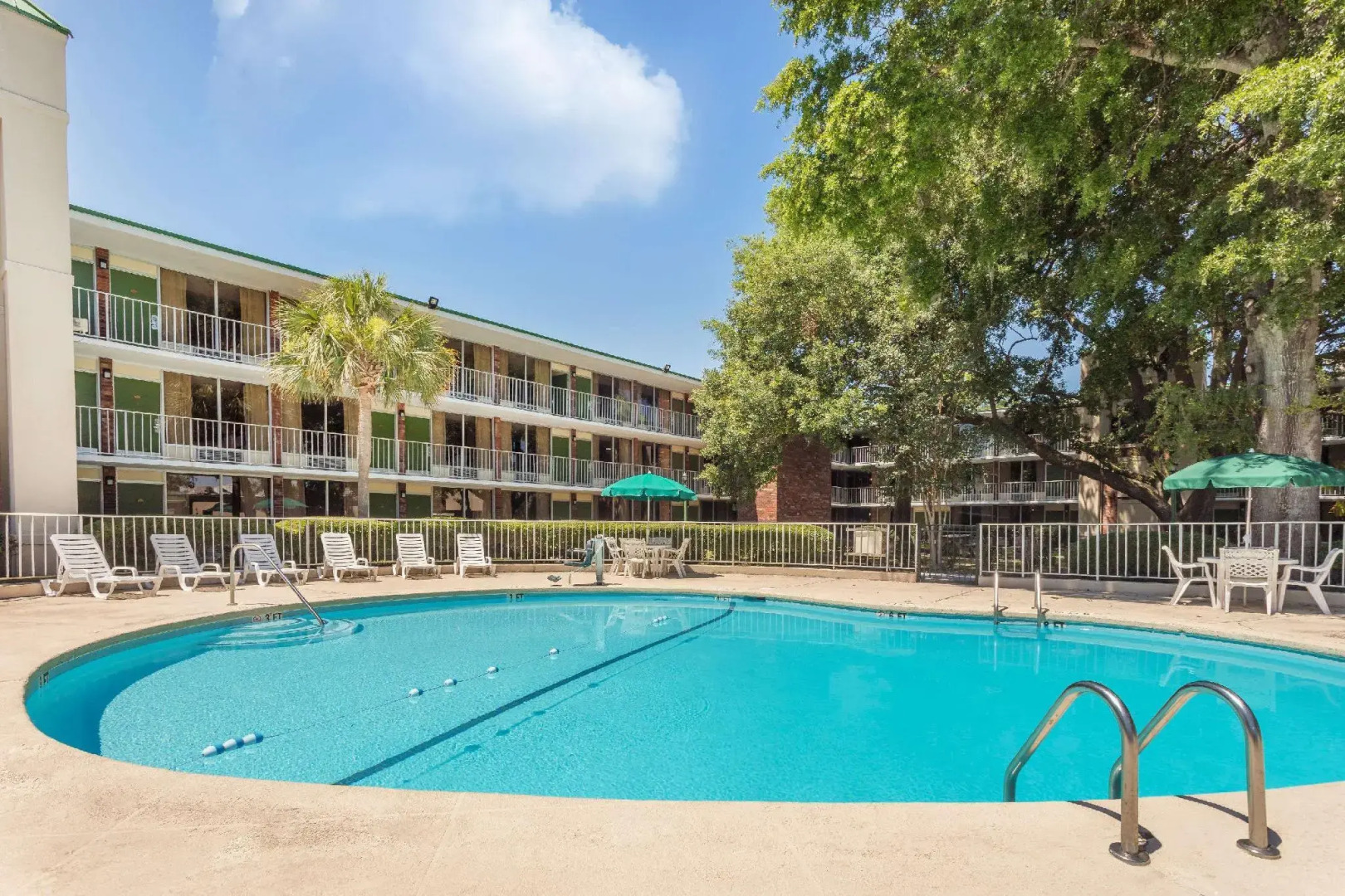 Days Inn Charleston Patriots Point