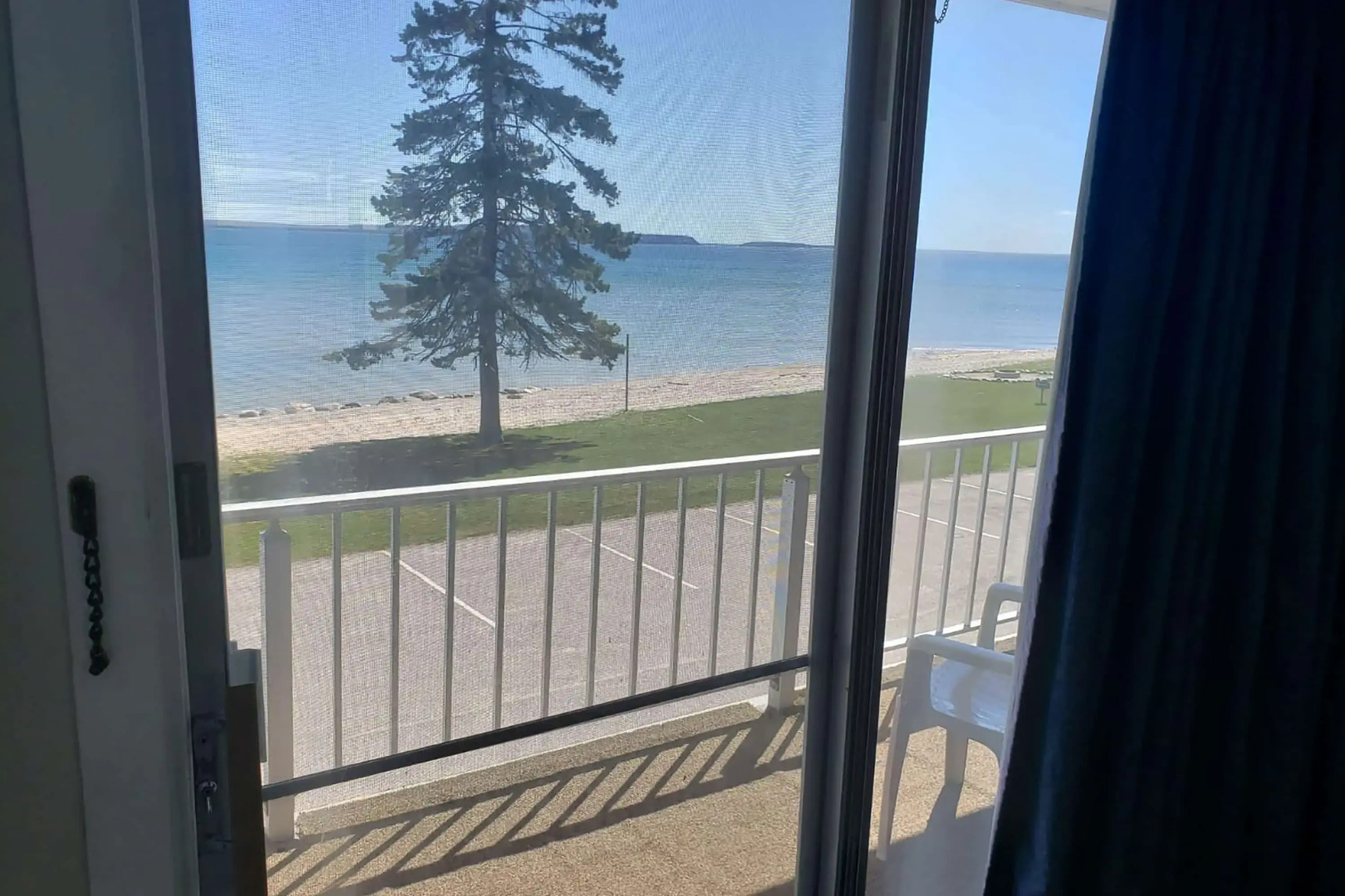 Days Inn & Suites by Wyndham St. Ignace Lakefront