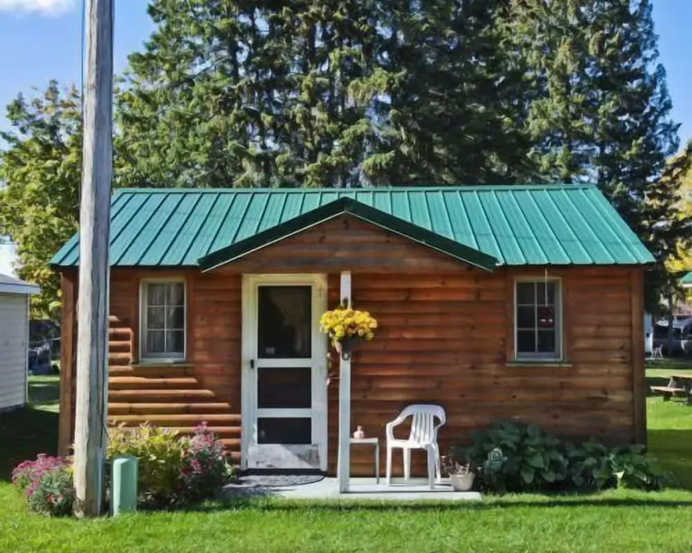 #6 - Casablanca 1 Bedroom Cabin by RedAwning