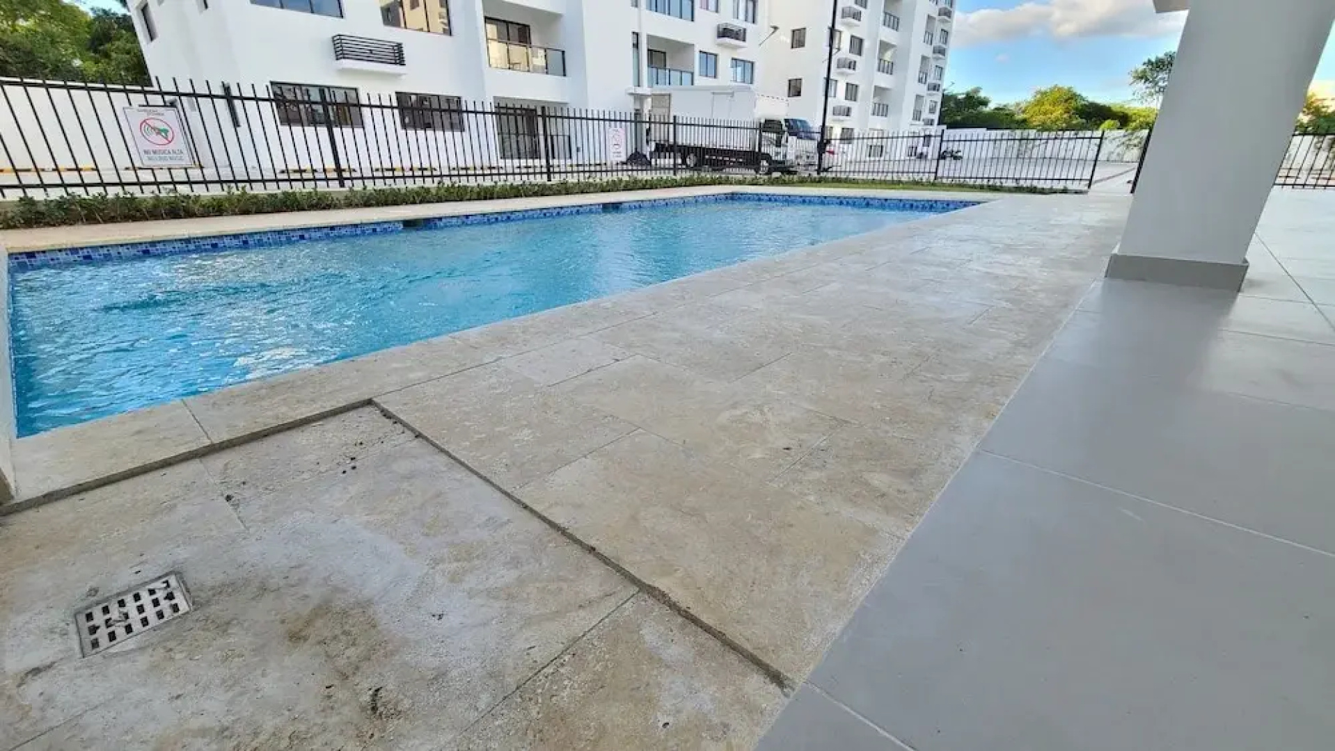 Torre de lujo con piscina y seguridad