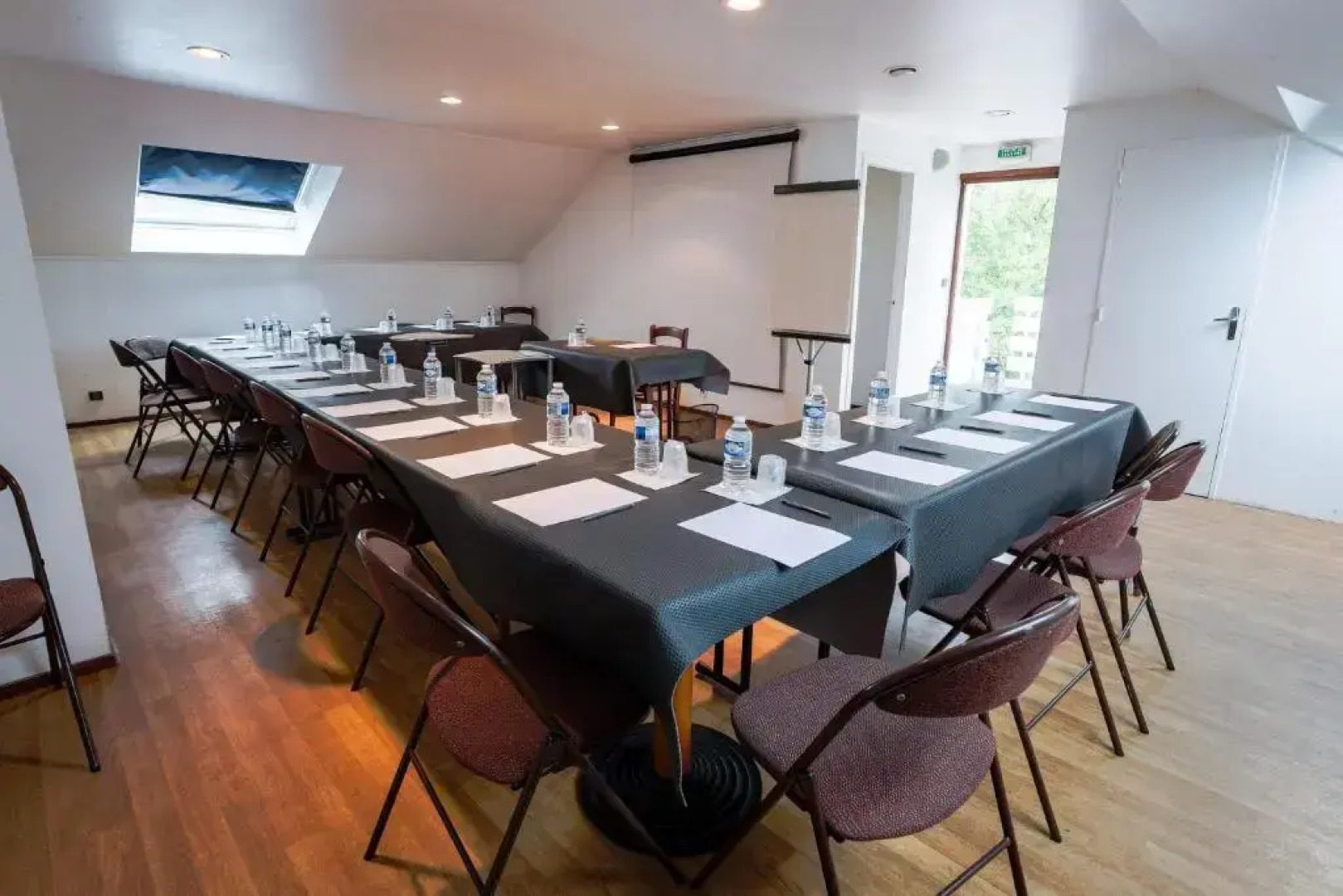 KYRIAD VALENCIENNES SUD – Rouvignies