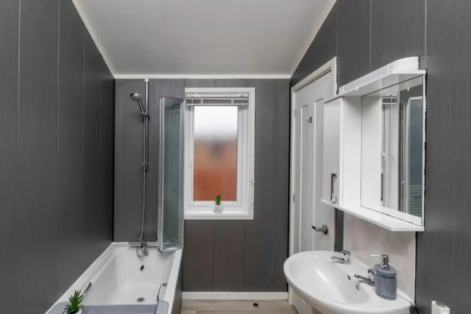 Family Luxury Cabin Retreat with hot tub