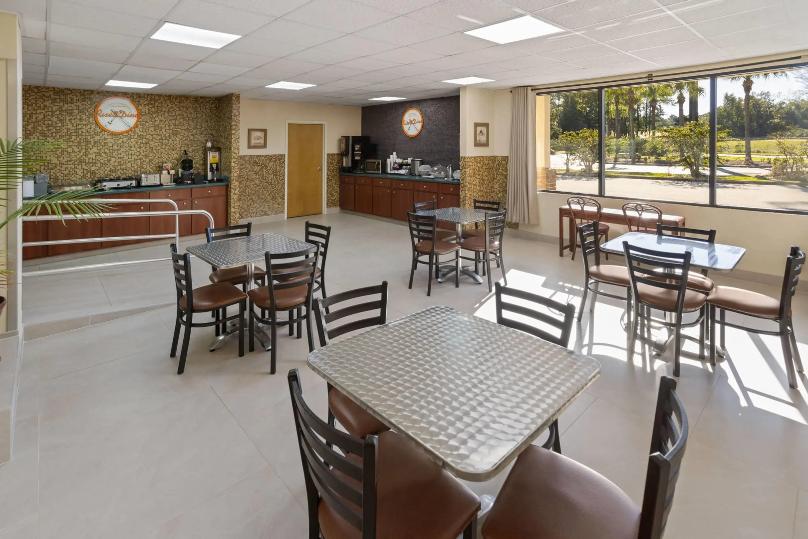 Howard Johnson by Wyndham Savannah GA