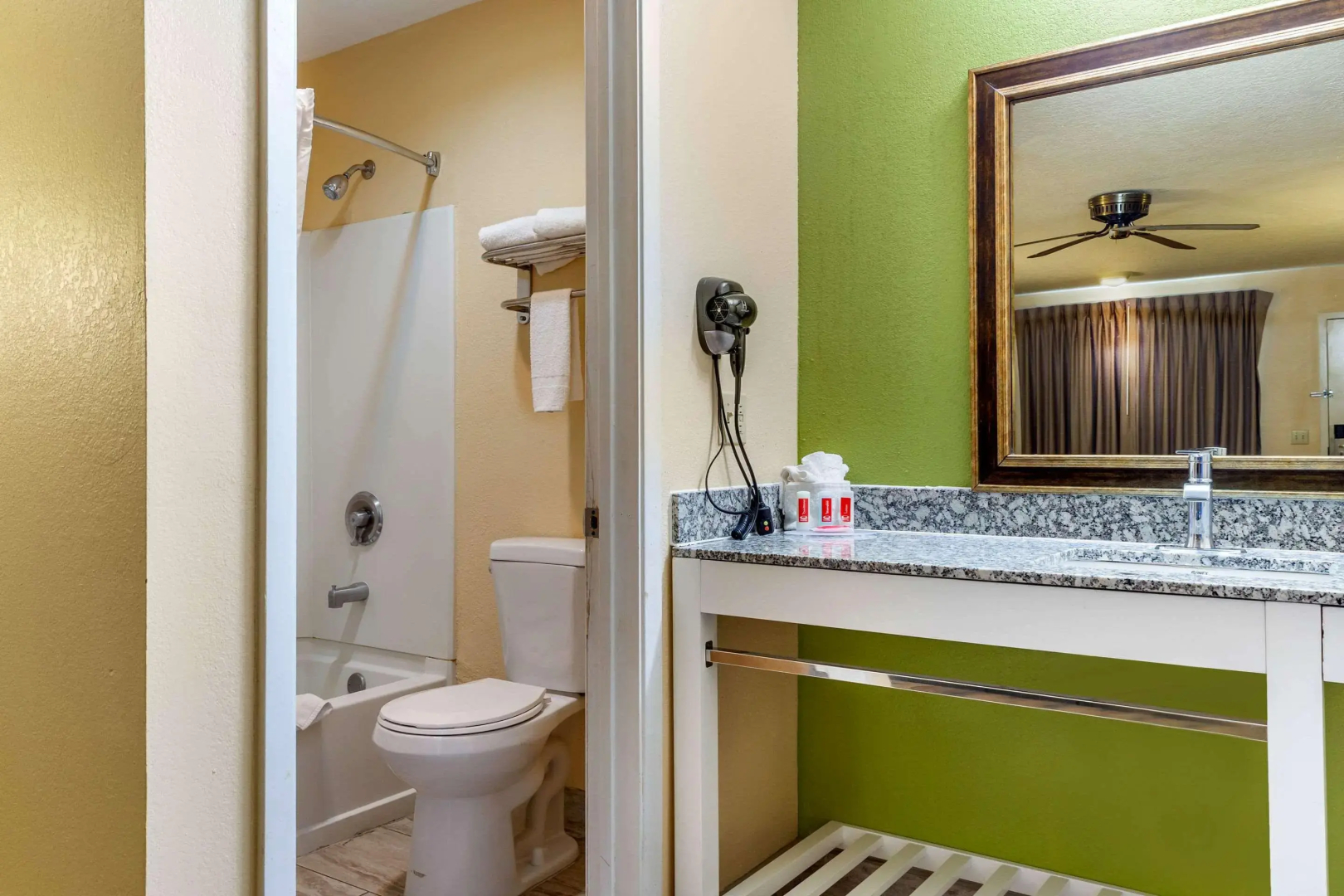 Econo Lodge West - Coors Blvd