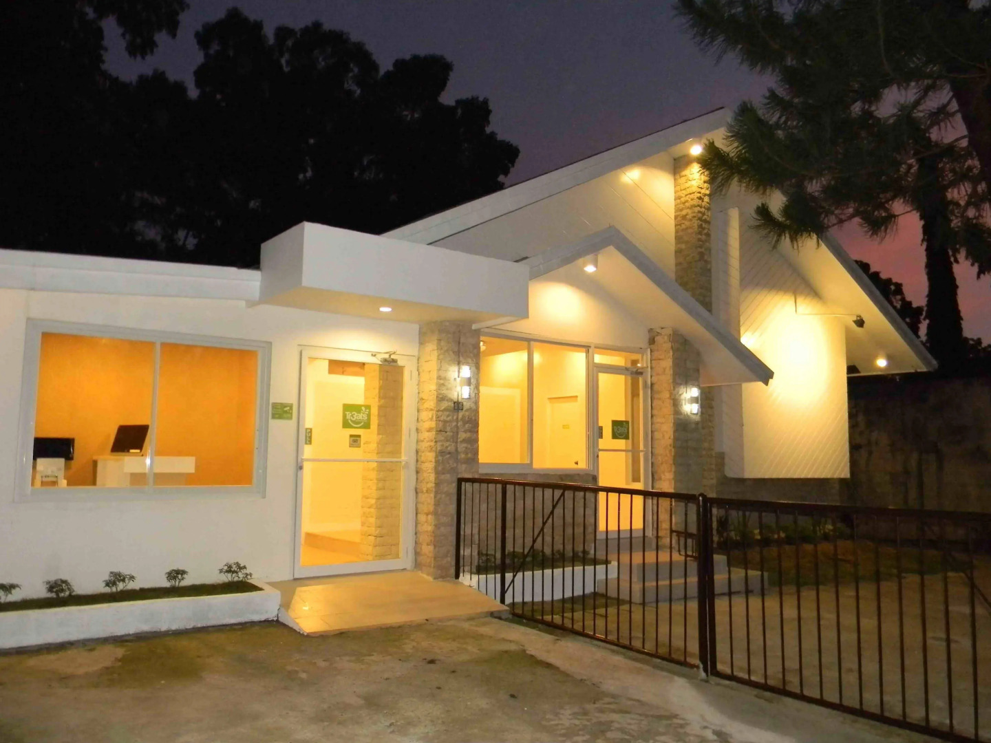 TR3ATS Guest House Bohol - Hostel