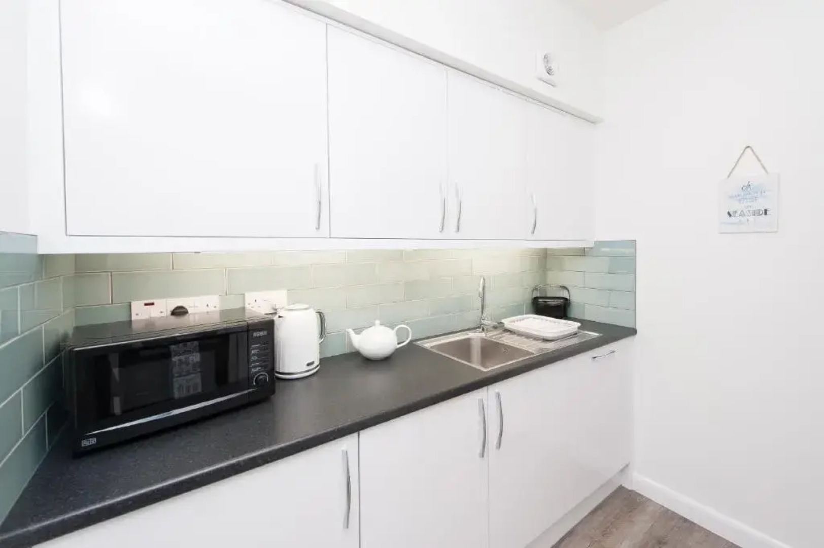 Two bed ground floor apartment, sleeps six, free parking and high speed Wifi