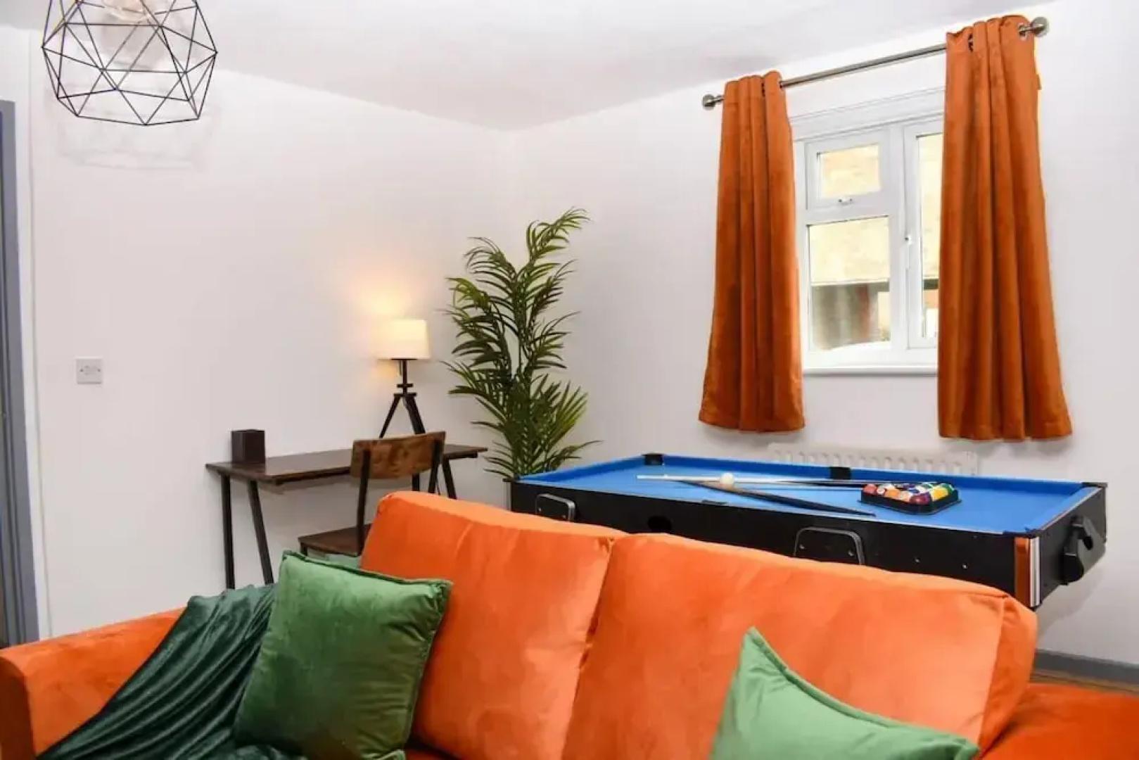 Amazing 4BR Near Hospital, Free Parking, Sleeps 10