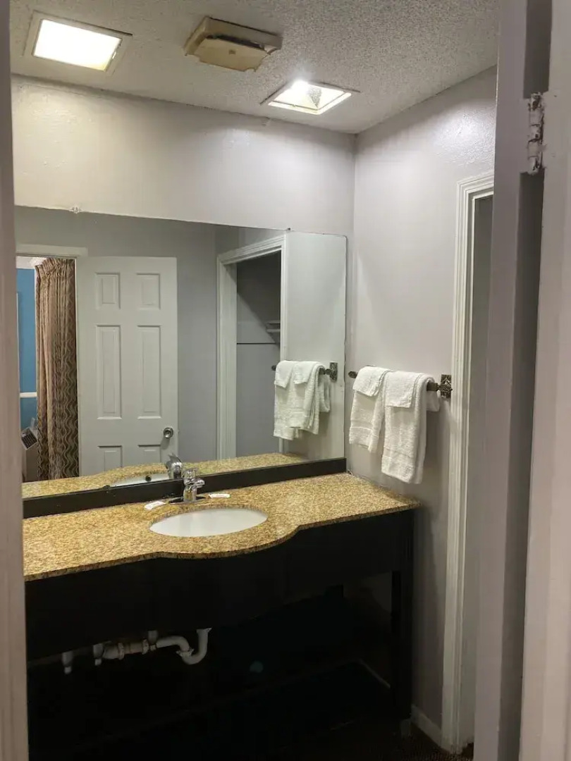 Colonial Manor Motel