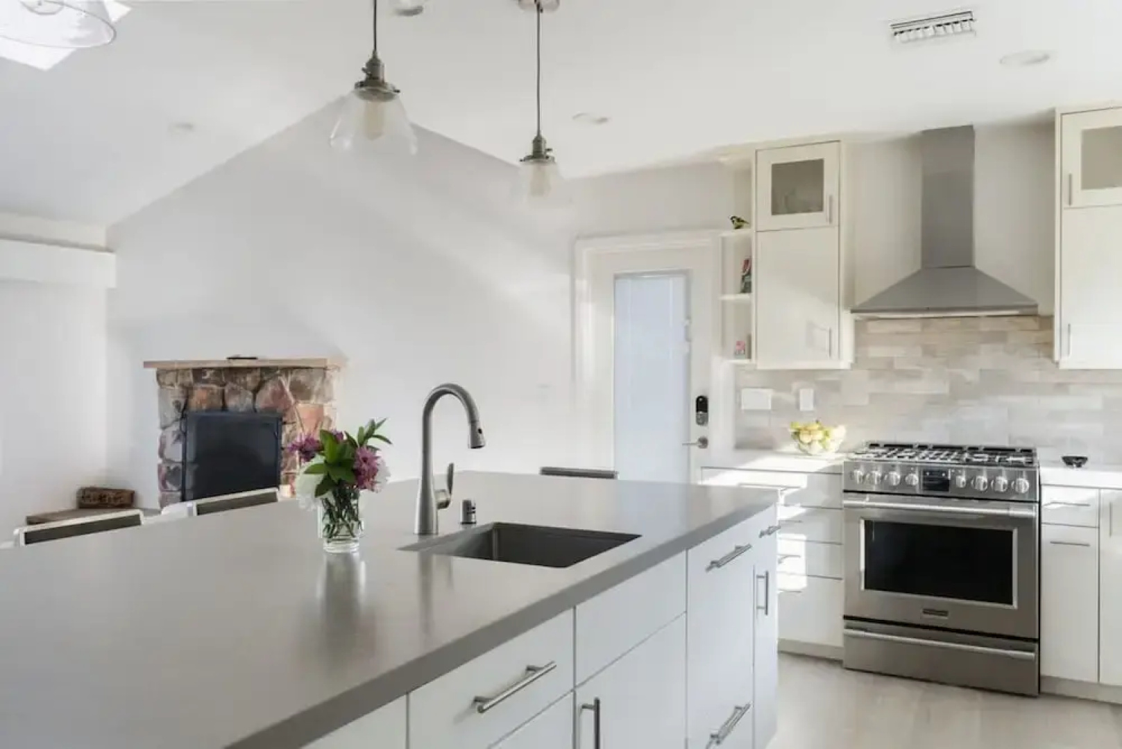 Spacious and Bright 5-bedroom Oasis Pool and Yard