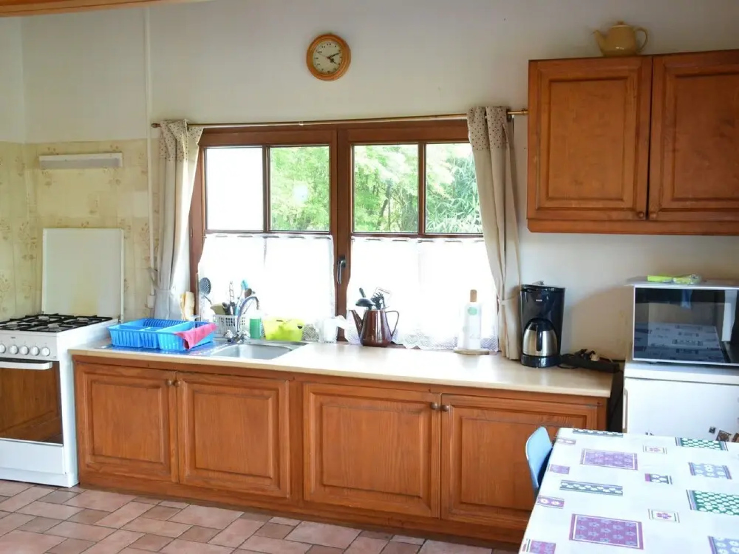 Quaint Chalet in Hannut with a Pond