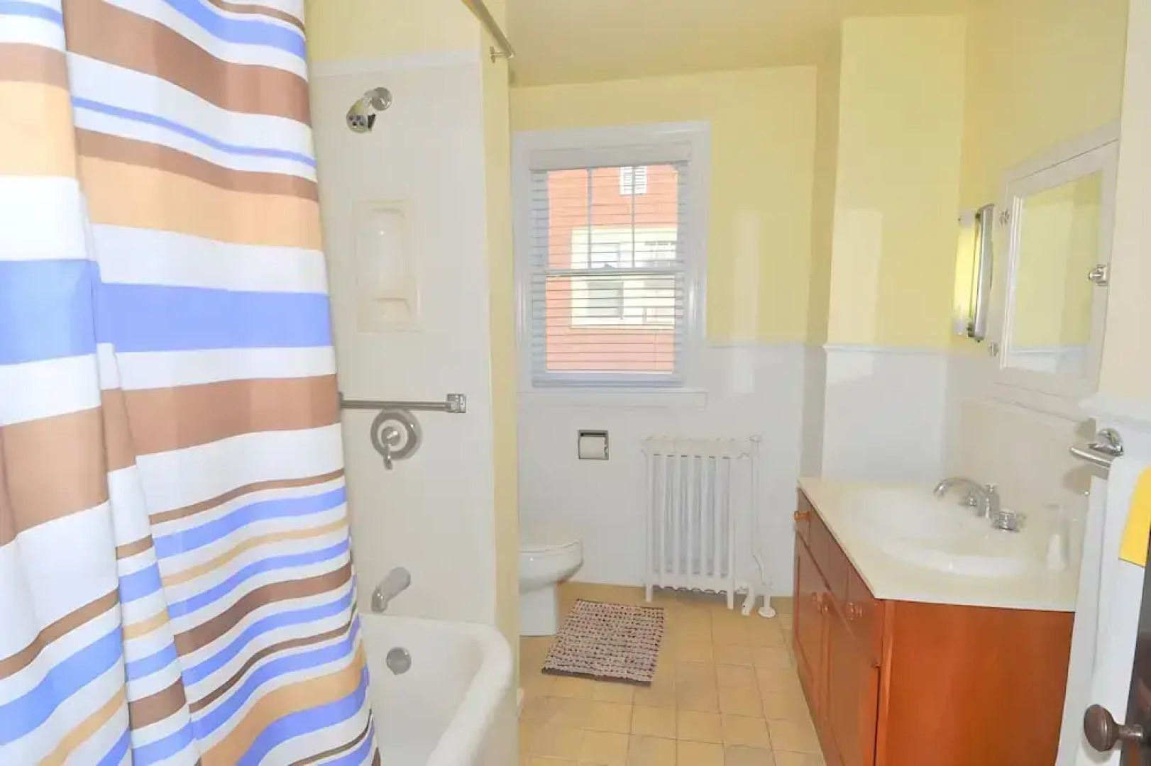 Aunt Beas Bungalow - Right in Town!