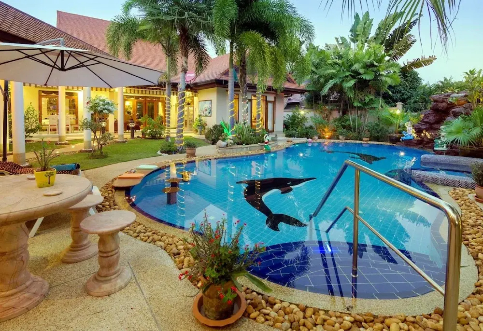 Relaxing Palm Pool Villa