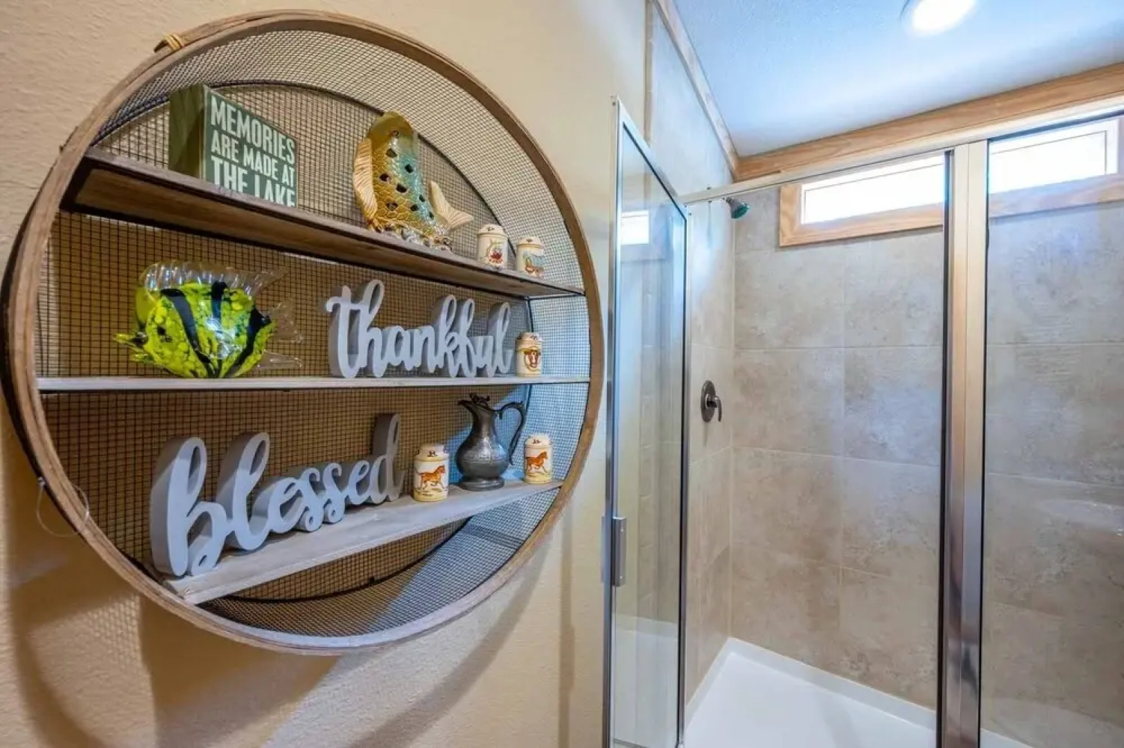 Fish Tales Stunning Cabin Includes Wifi, Hot Tub, and BBQ by Redawning