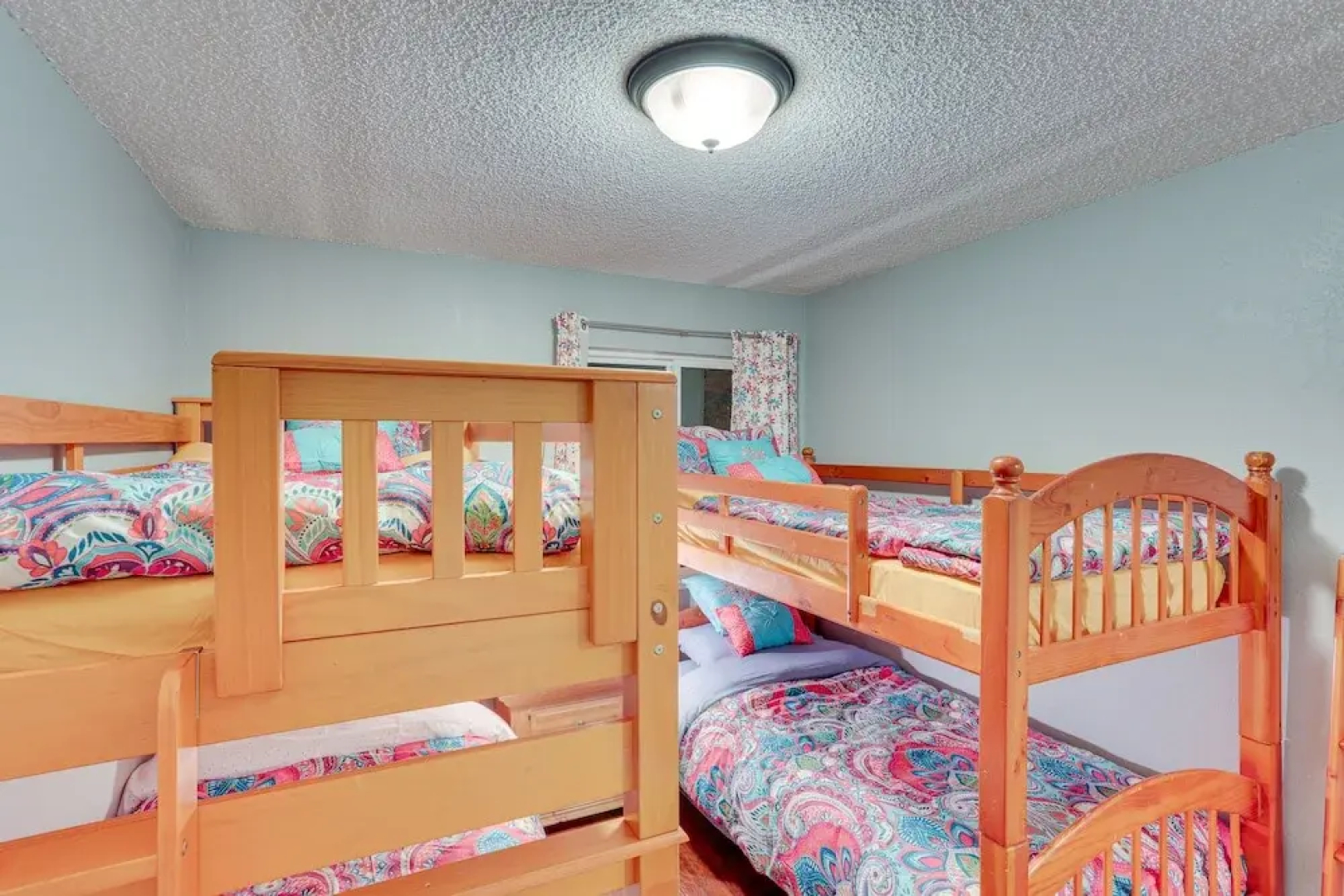 Cabin w/ 2 Decks - 3 Mi to Lake Arrowhead Village!