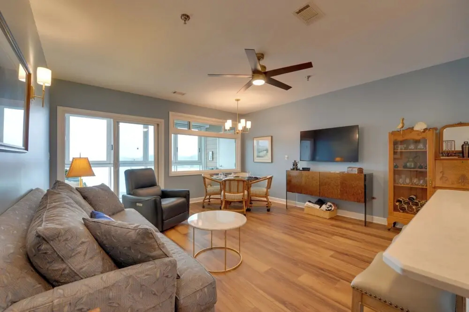 Resort Amenities & Beach Access: Huddleston Condo