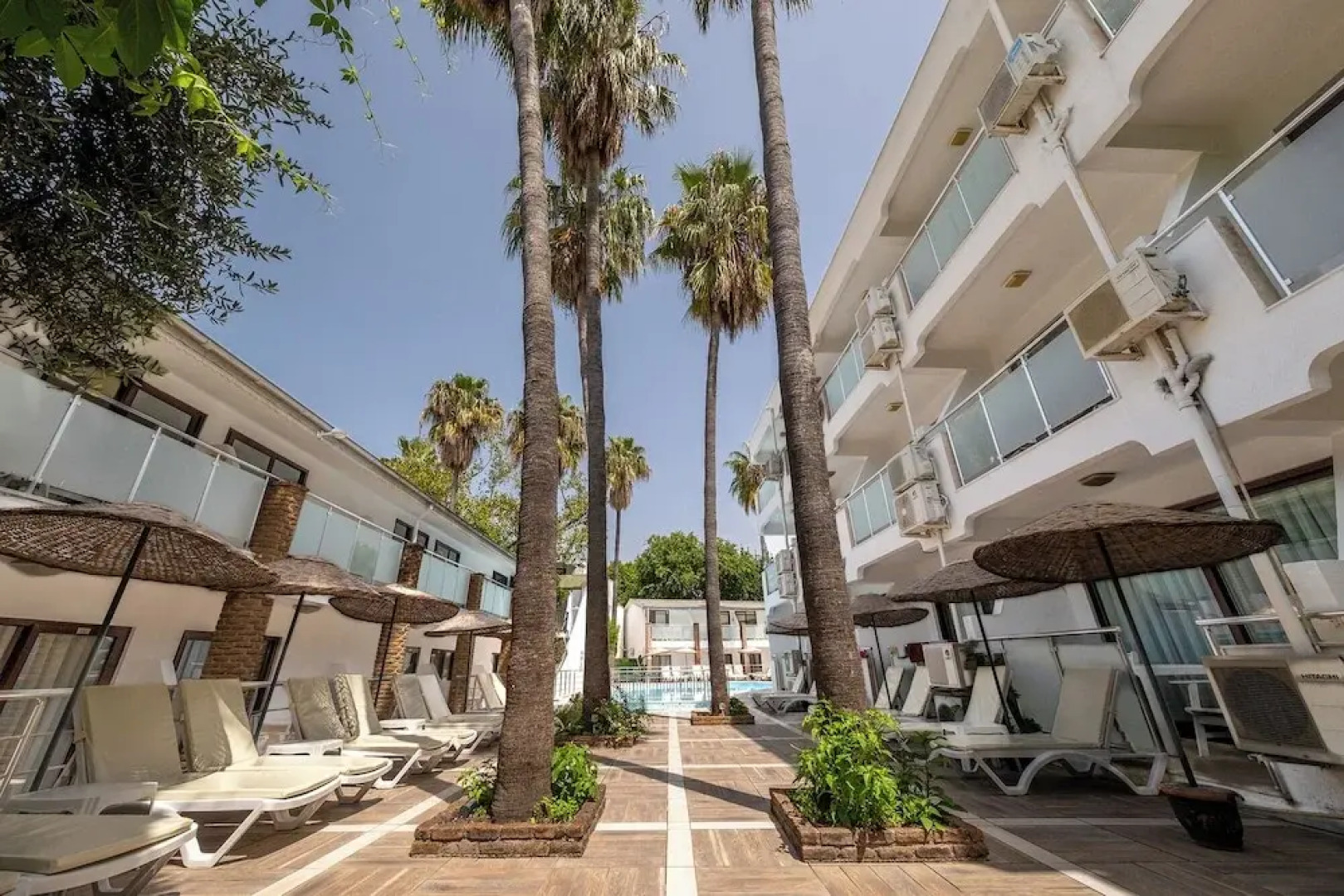 Tropic Beach Club Side