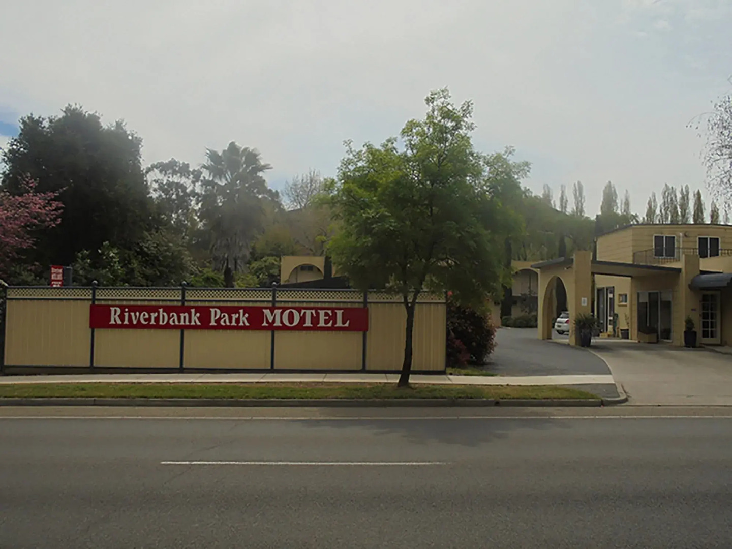 Riverbank Park Motel