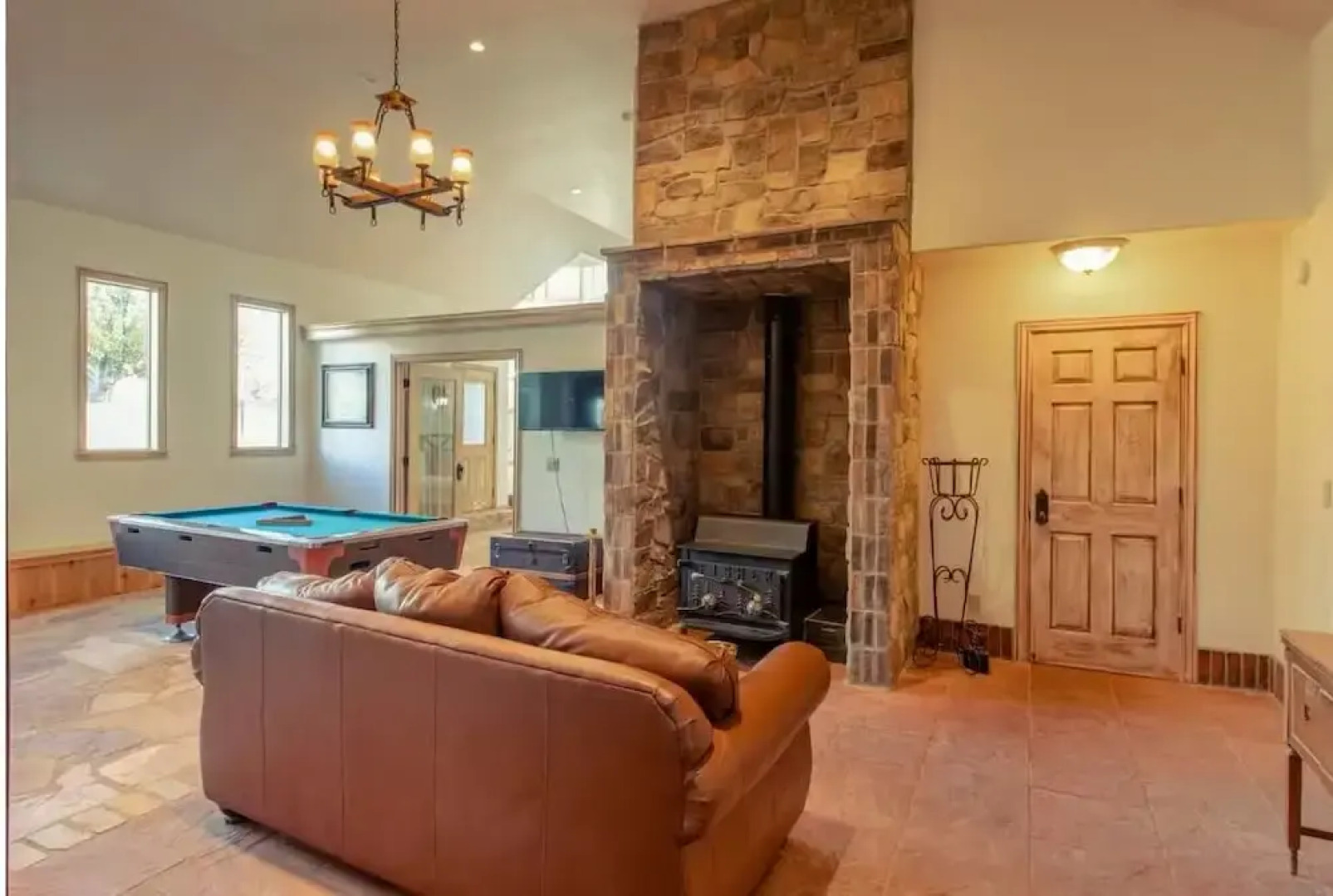 14 Guests 5BR 2BA Game room and Living