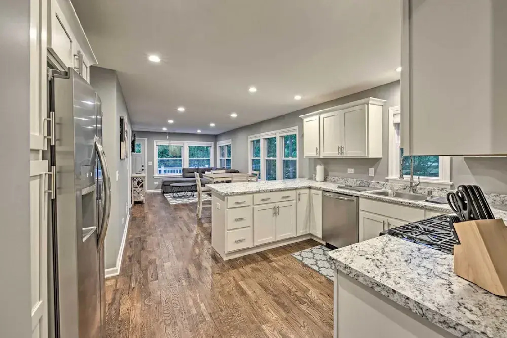 Updated Twin Lakes Cottage, Walk to Lake Mary