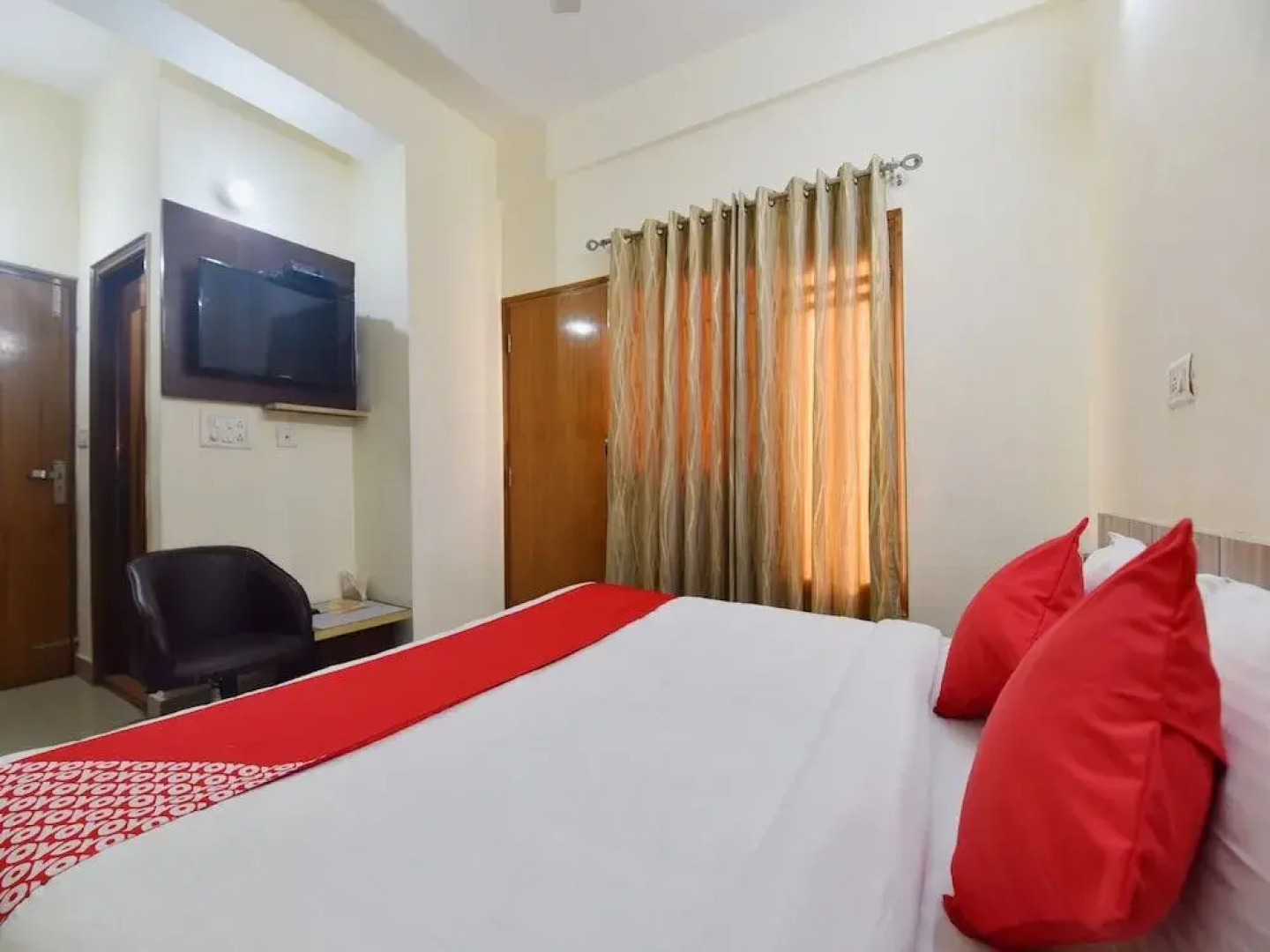 Oyo 28322 Hotel Paradise