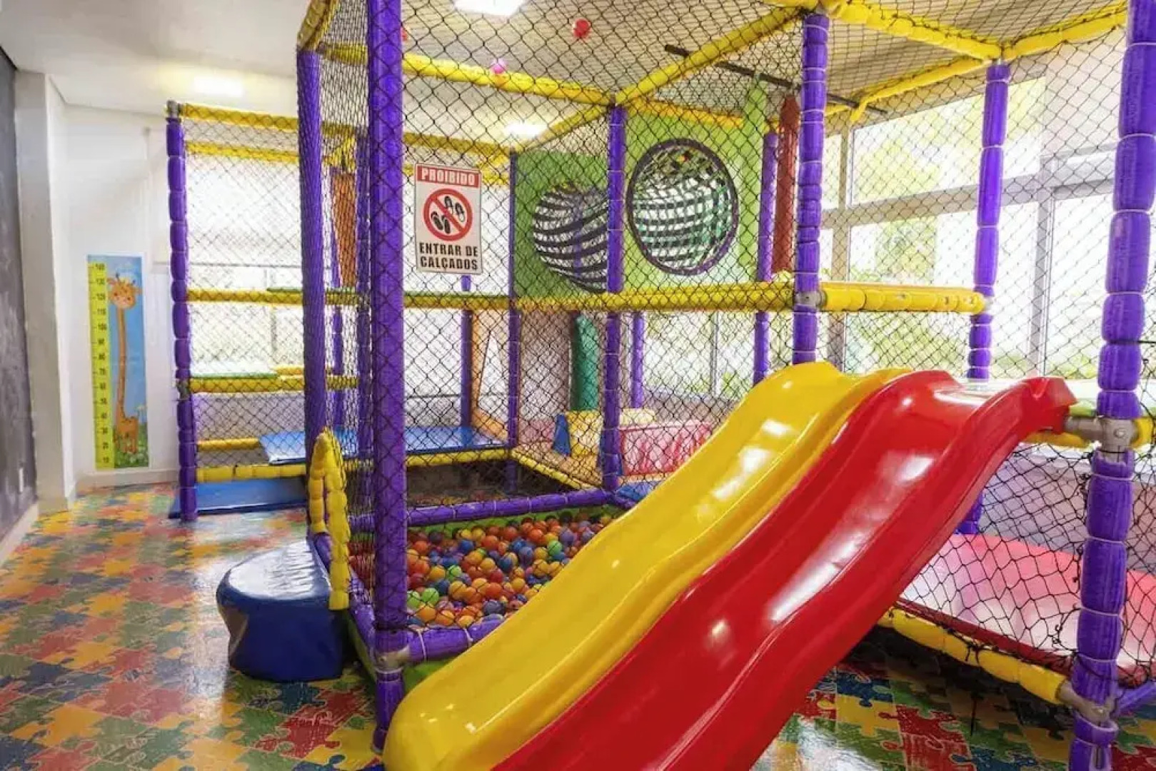 Apto c Piscina e Brinquedoteca a 400m da Praia