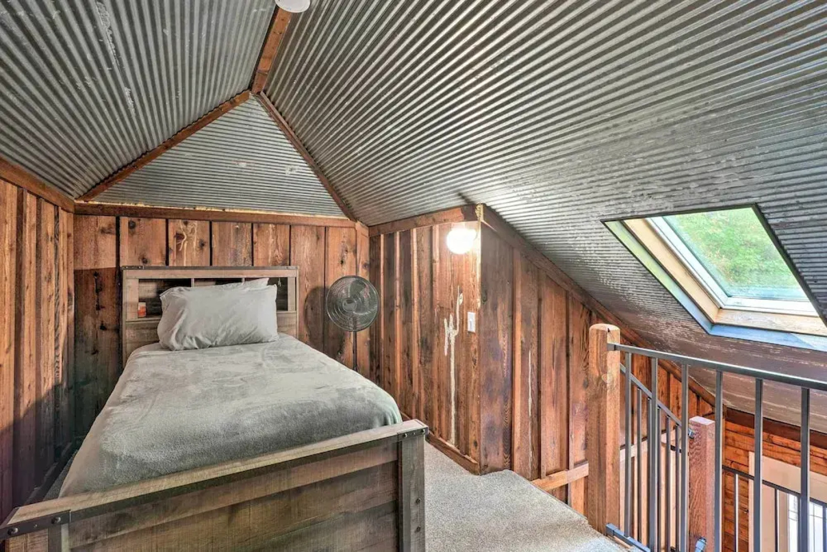 Secluded Table Rock Lake/branson Cabin w/ Hot Tub!