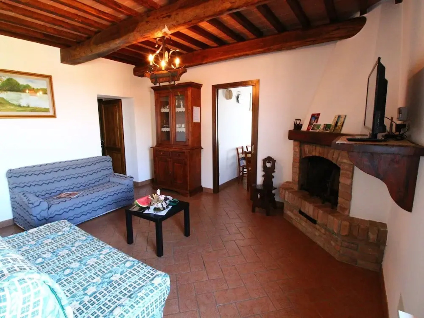 Farmhouse on a hill in the breathtaking Tuscan countryside