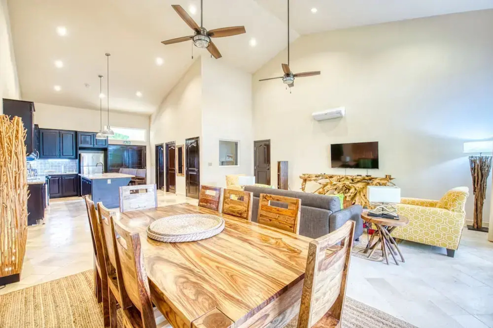 The Island Hub at Red Frog Beach Resort