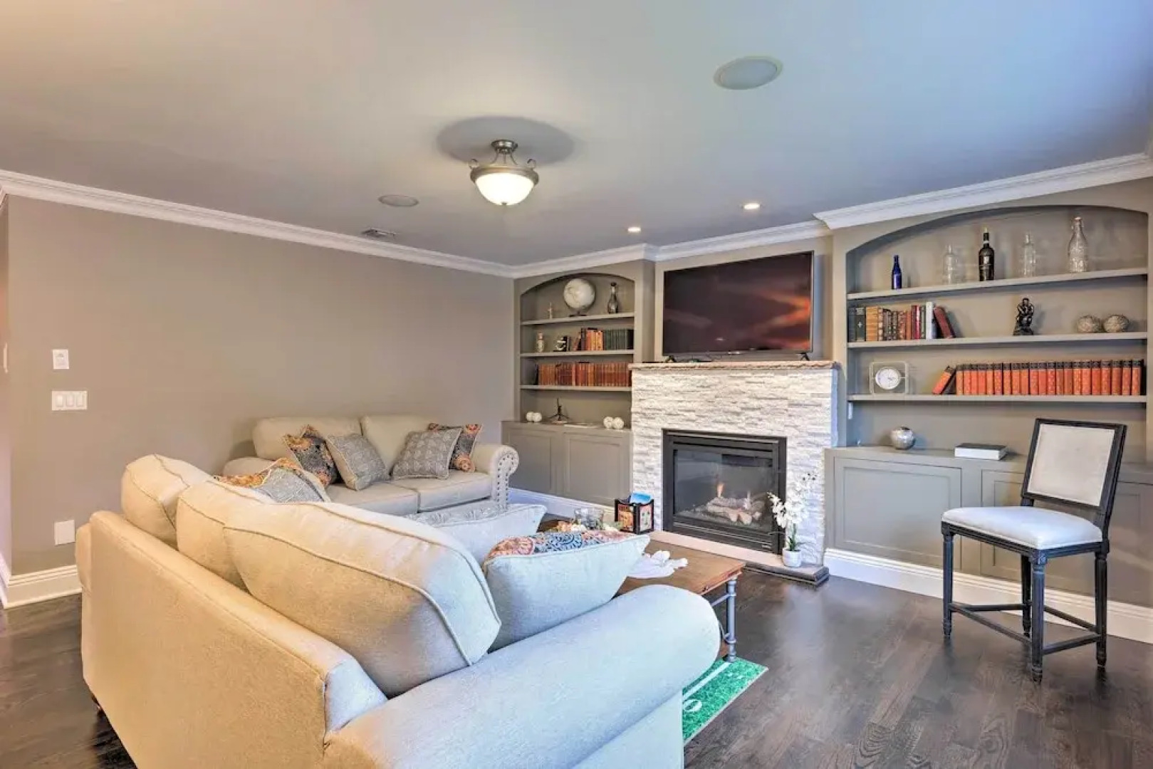 25 Mi to Nyc: Walkable Long Island Apt w/ Balcony