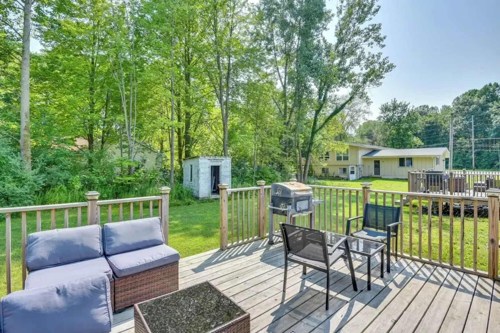 2 Mi to Warren Dunes: Sawyer Apartment w/ Deck!
