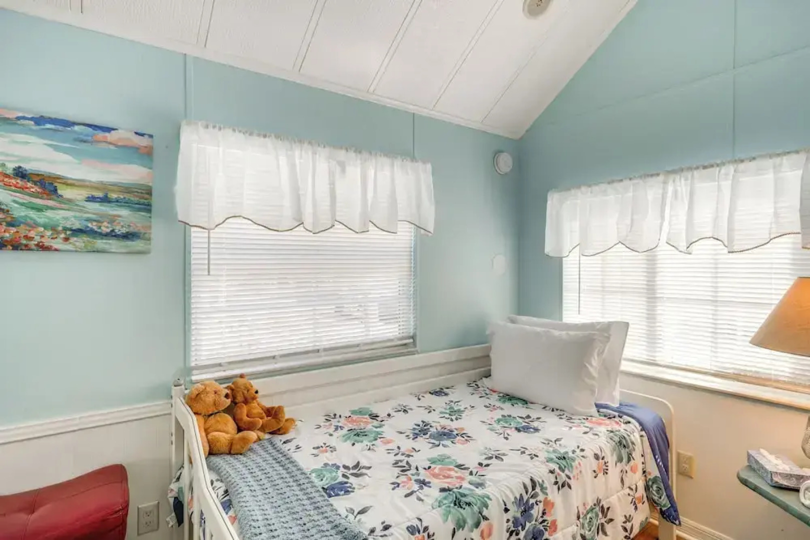 Lakeland Cottage w/ Pool Access + Screened Porch!