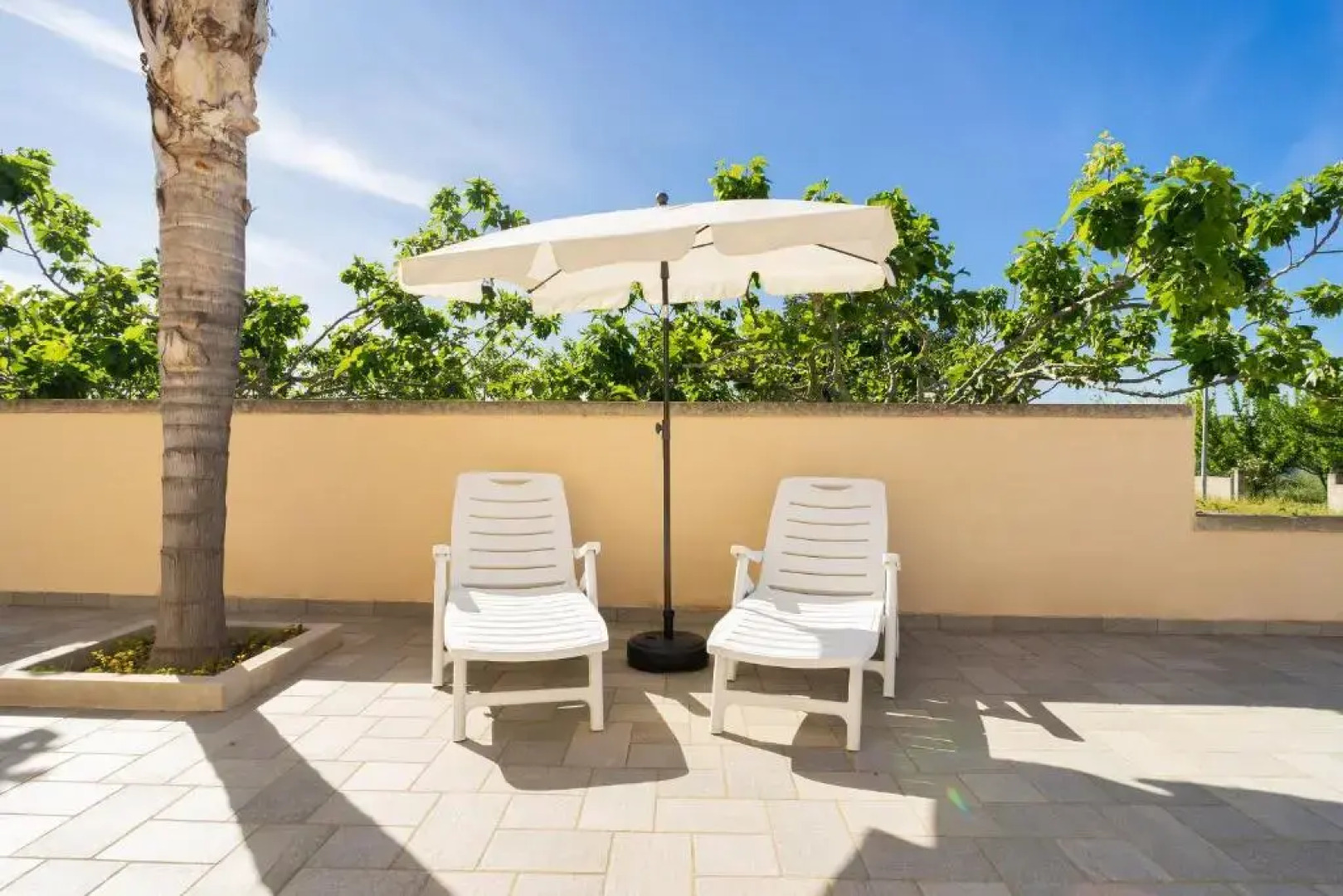 Intera villa con 2 bagni 4 camere da letto e box auto