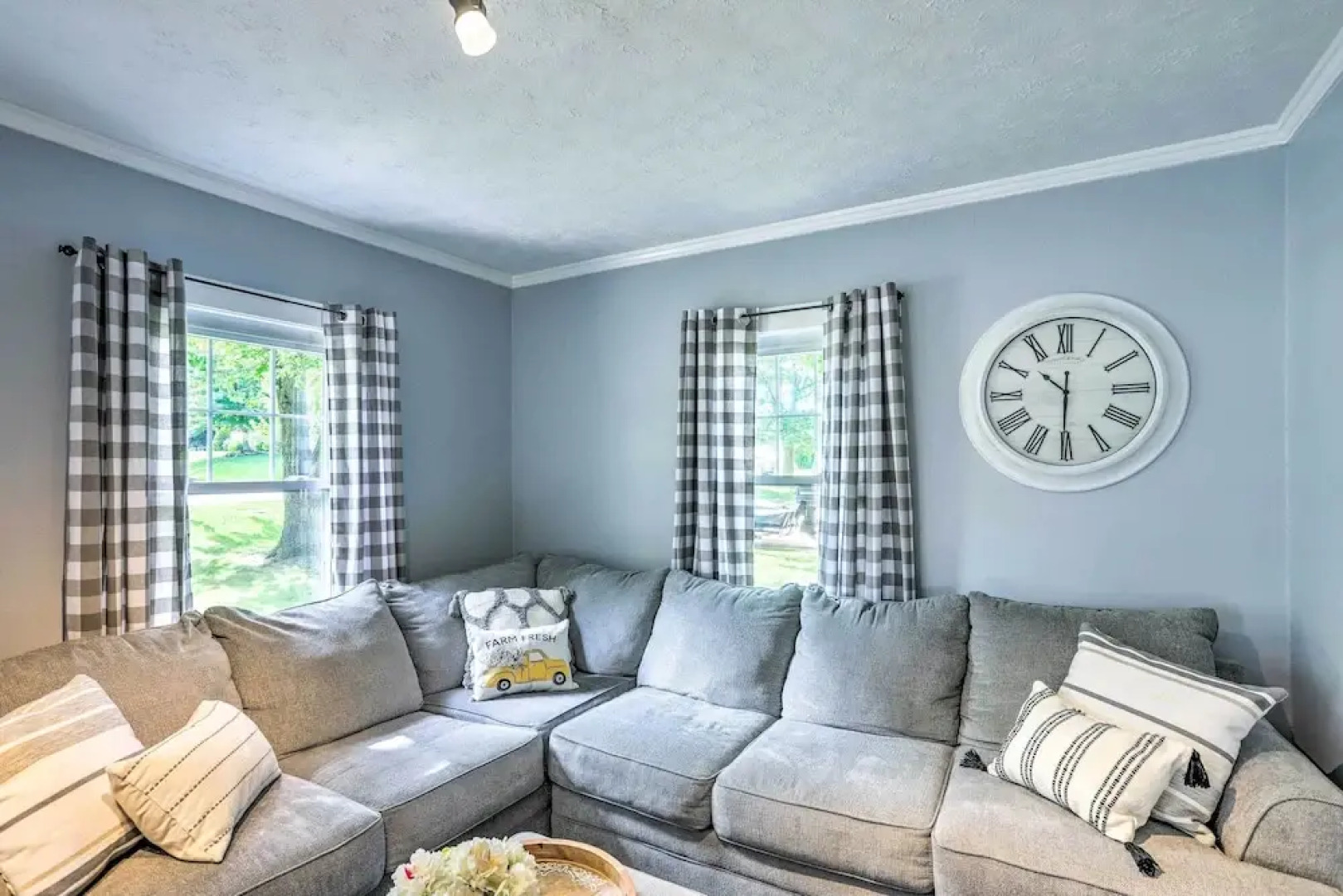 Bright Parma Home w/ Outdoor Space < 10 Mi to Dtwn