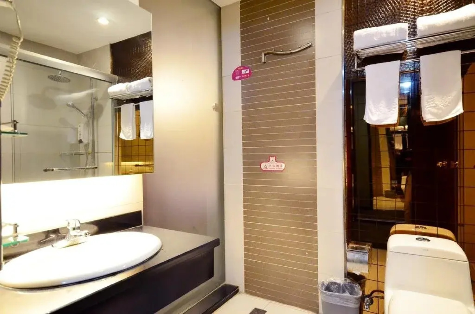 Yue Hotel (Wuhan University of Technology Wenzhi Street Subway Station)