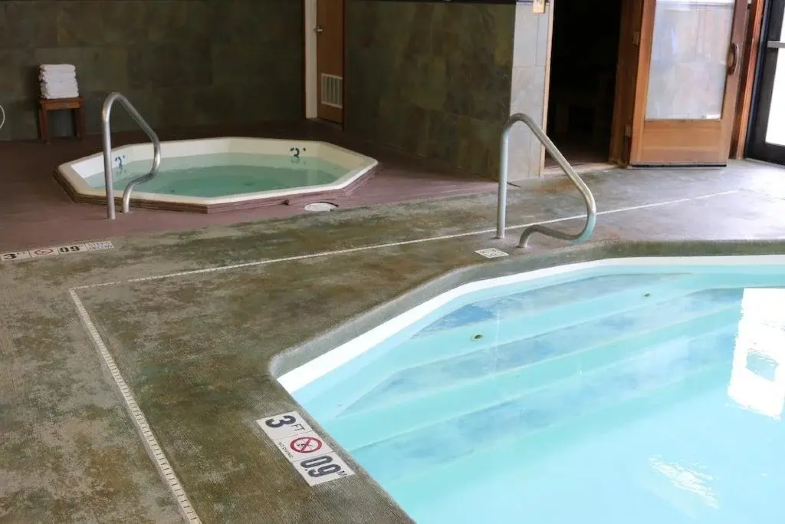 Gray Wolf Inn & Suites
