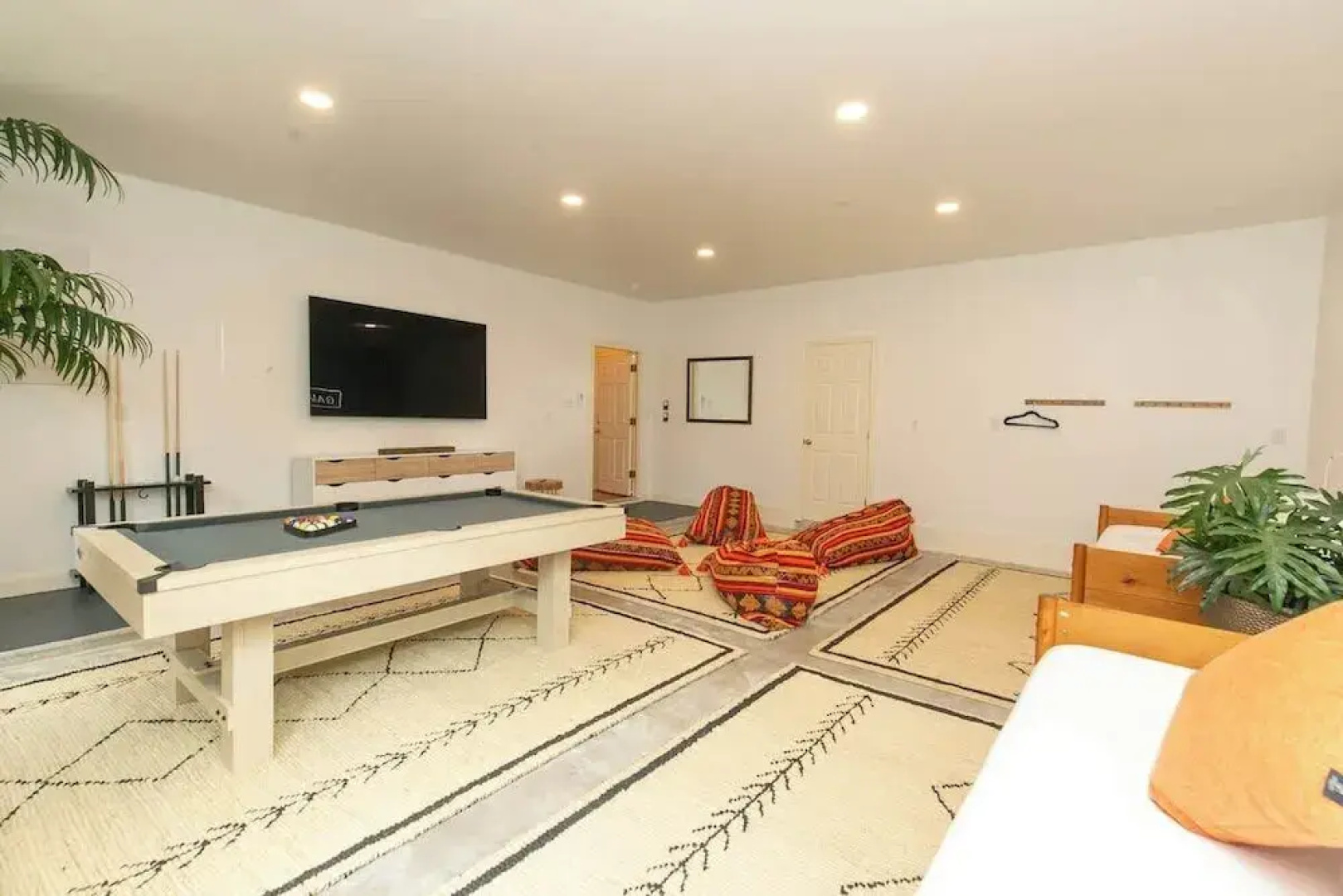 Spicewood Lodge W/pool, Hottub