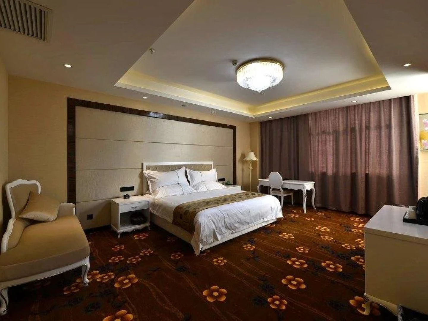 Huang He  International   Hotel