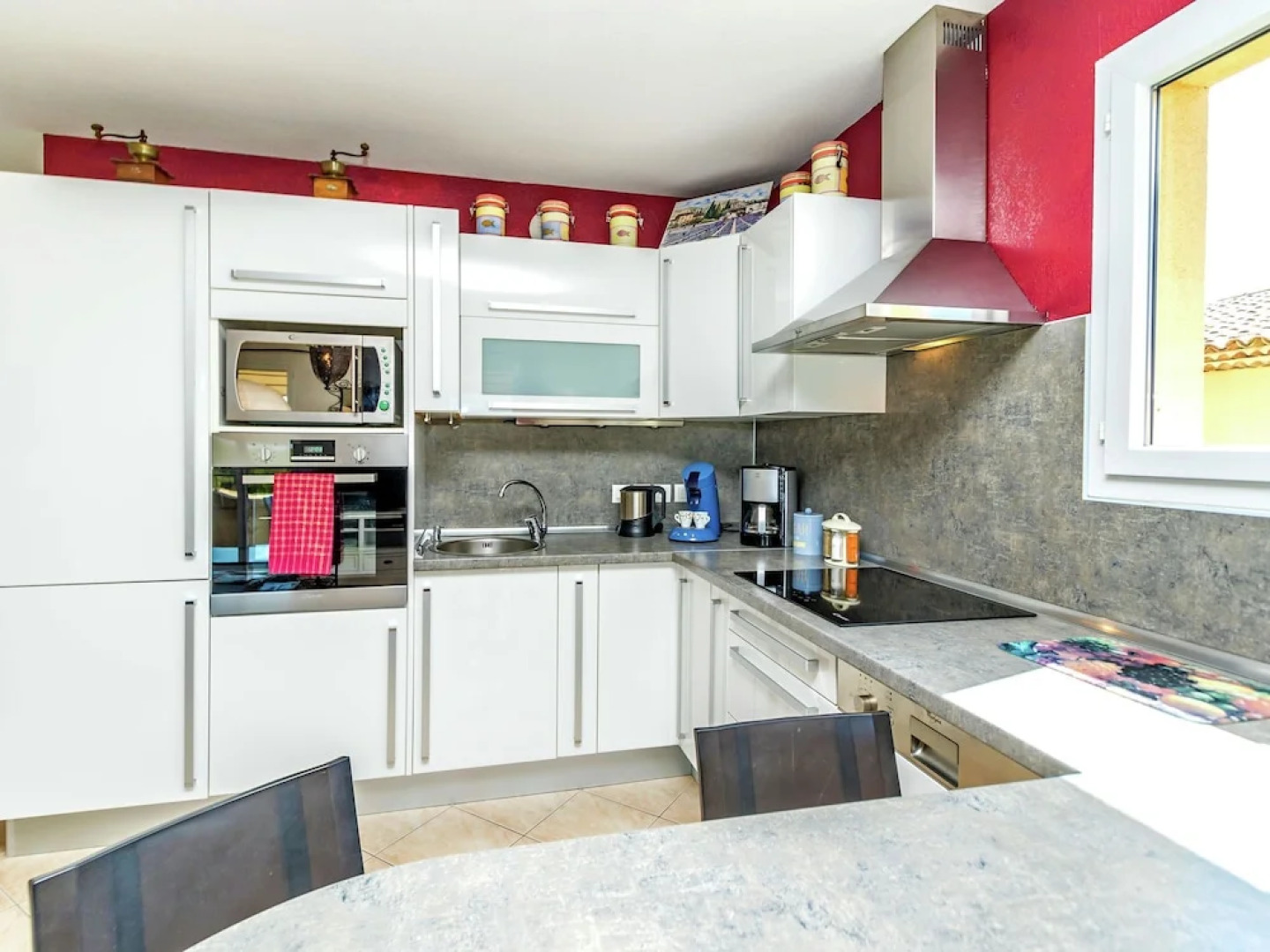 Charming Apartment in Mallemort with Swimming Pool