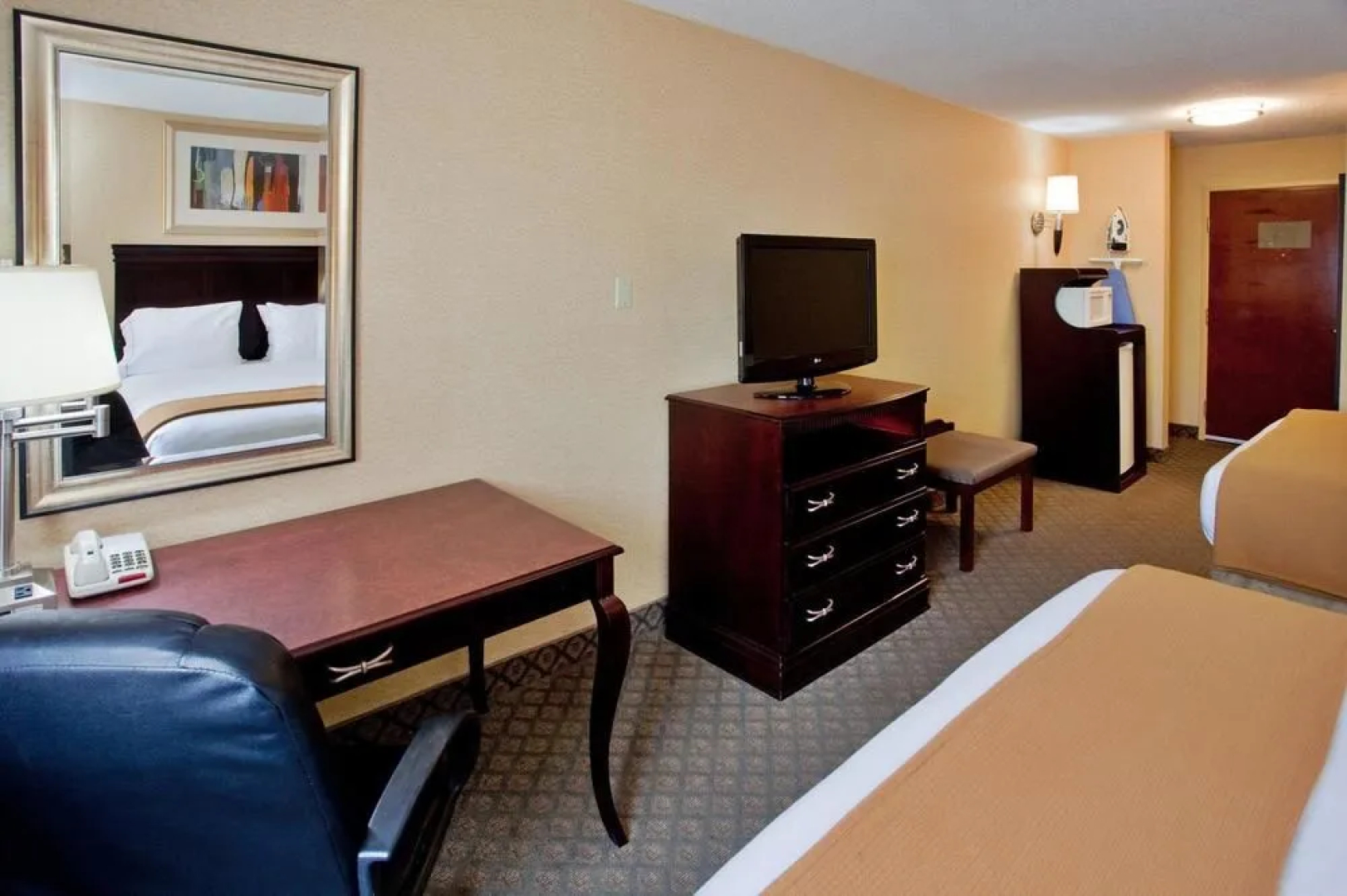 Days Inn & Suites South Boston