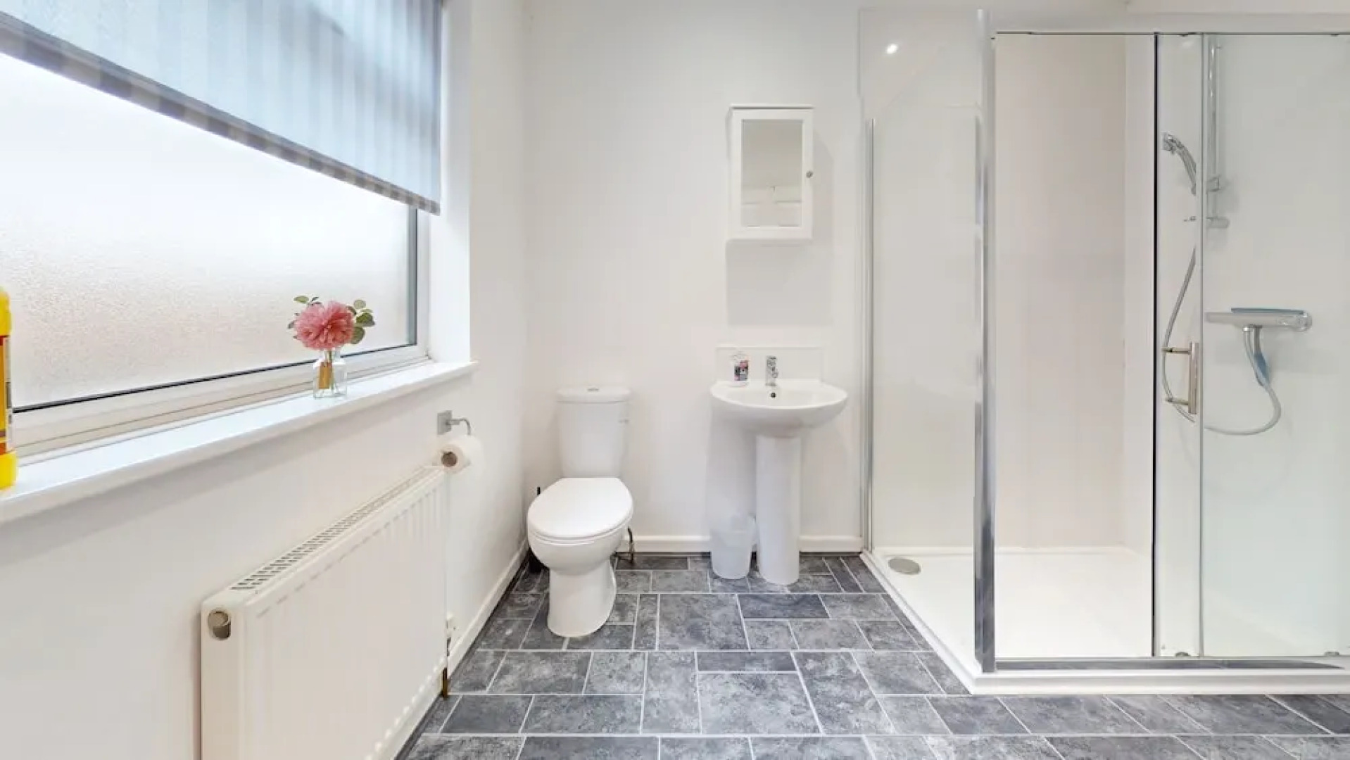 4 Bedroom Home - Sleeps 10 - Free Parking