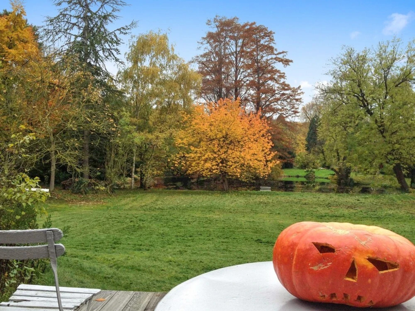 Beautiful Poissy Family Home With 5 Bedrooms, Large Garden and own Pon