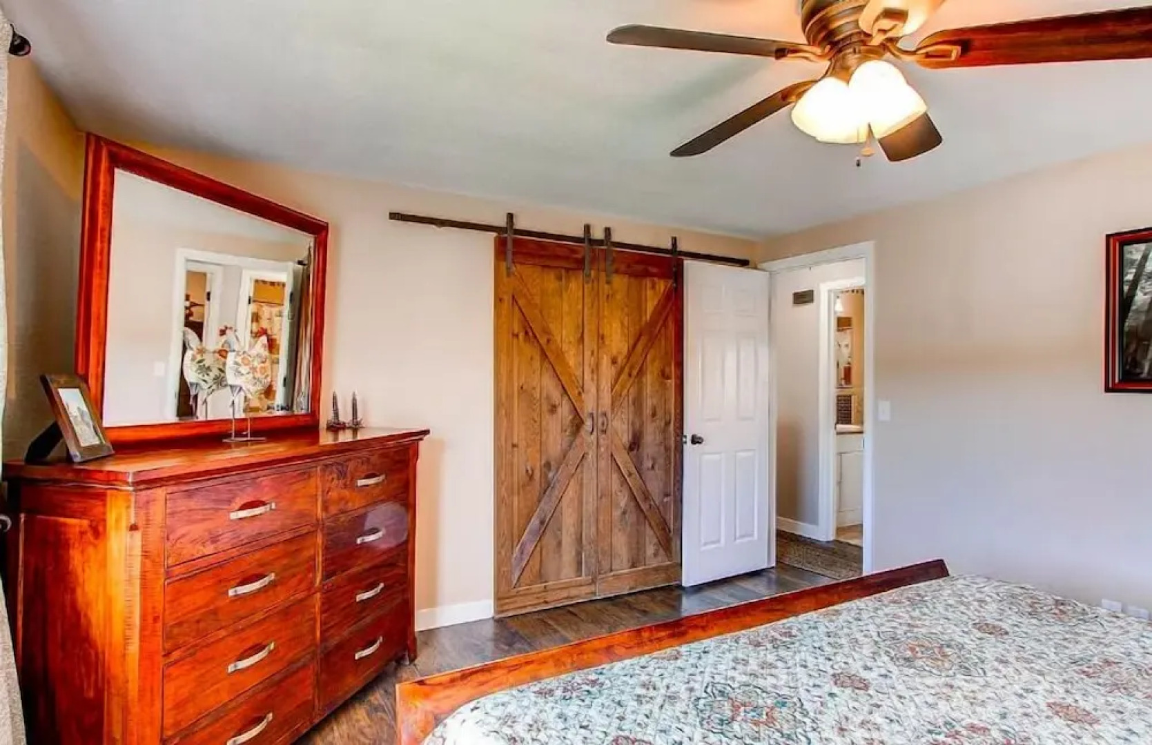 Hidden Valley Retreat. Foothill views. Large Yard!