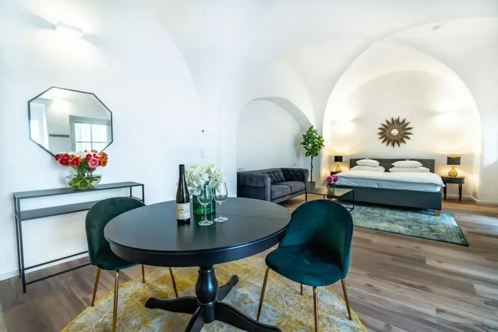 Deluxe Loft With King Bed Private Parking in the old Town of Krems