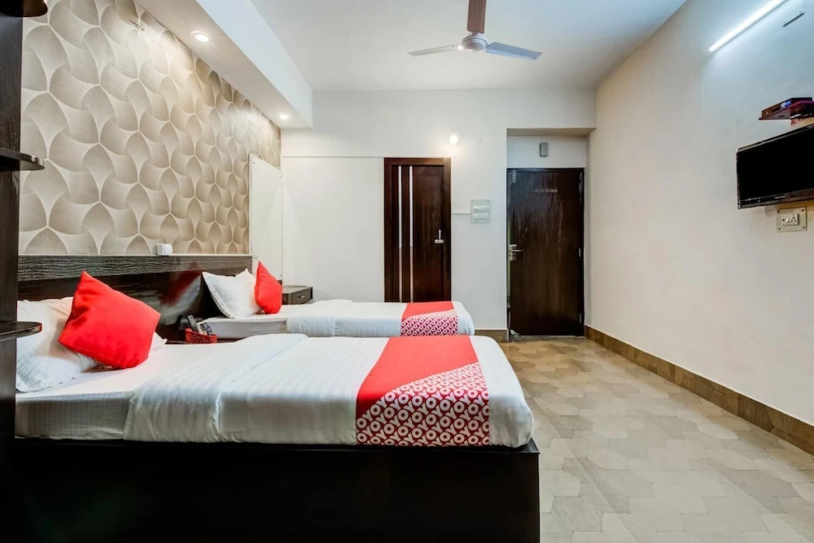 OYO Flagship 14008 Hotel The Avenue